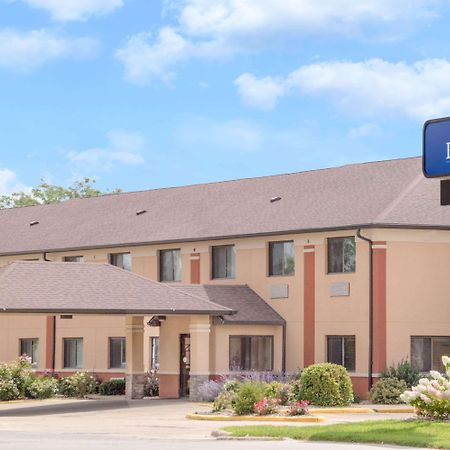 Hotel Baymont By Wyndham Waterloo Esterno foto