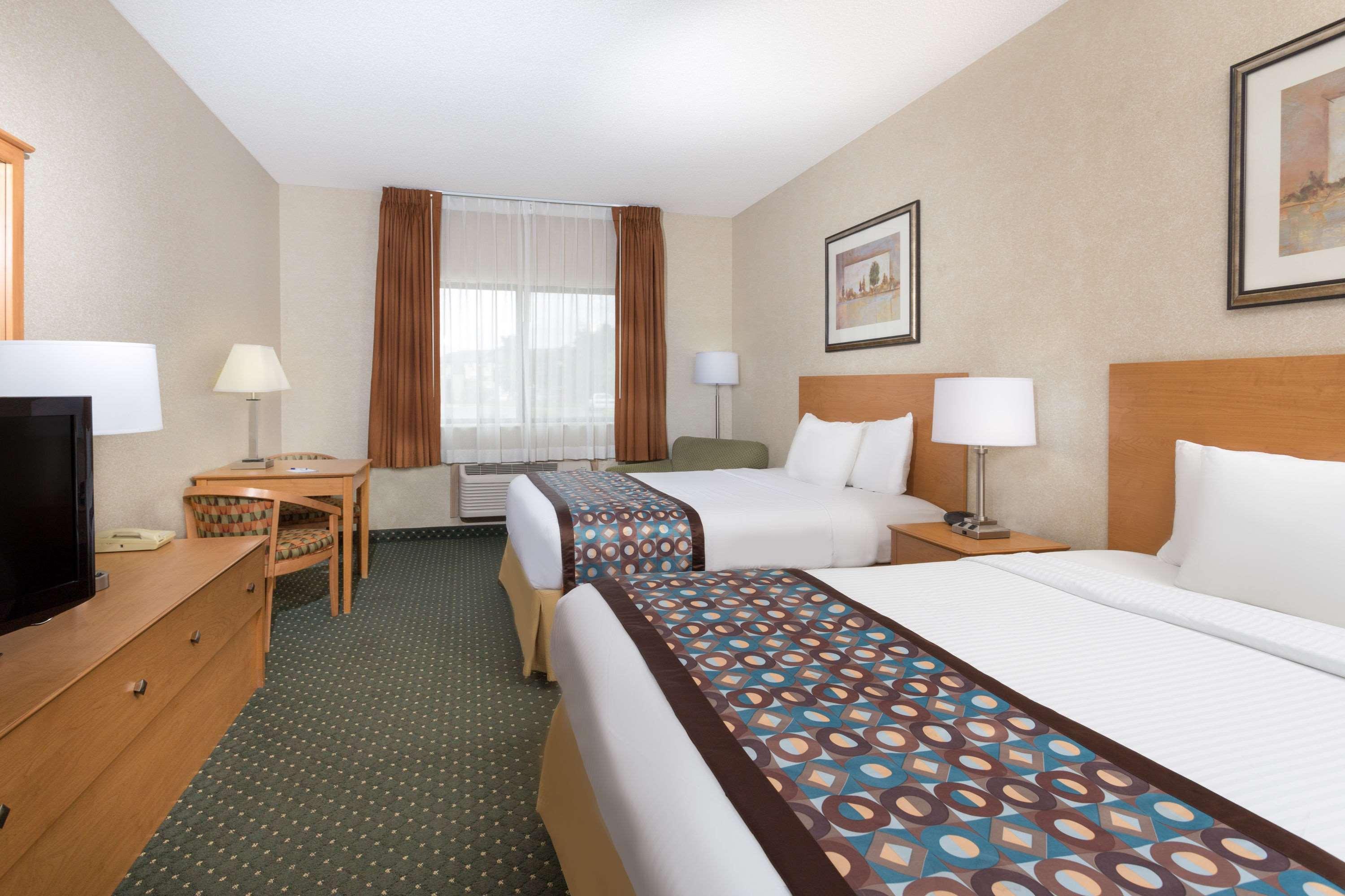Hotel Baymont By Wyndham Waterloo Esterno foto