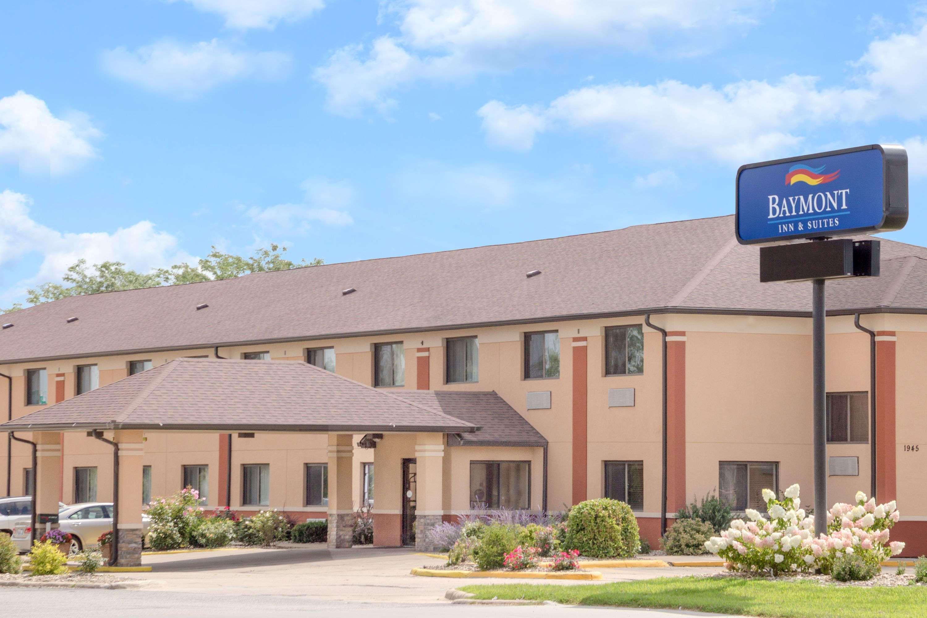 Hotel Baymont By Wyndham Waterloo Esterno foto