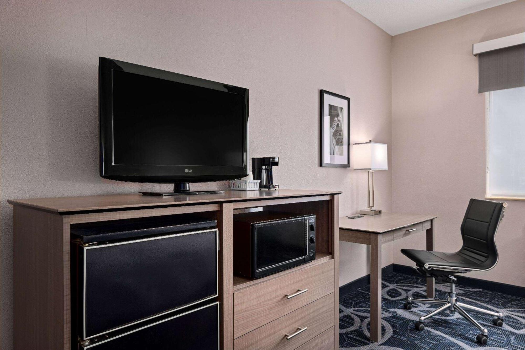 Hotel Baymont By Wyndham Waterloo Esterno foto