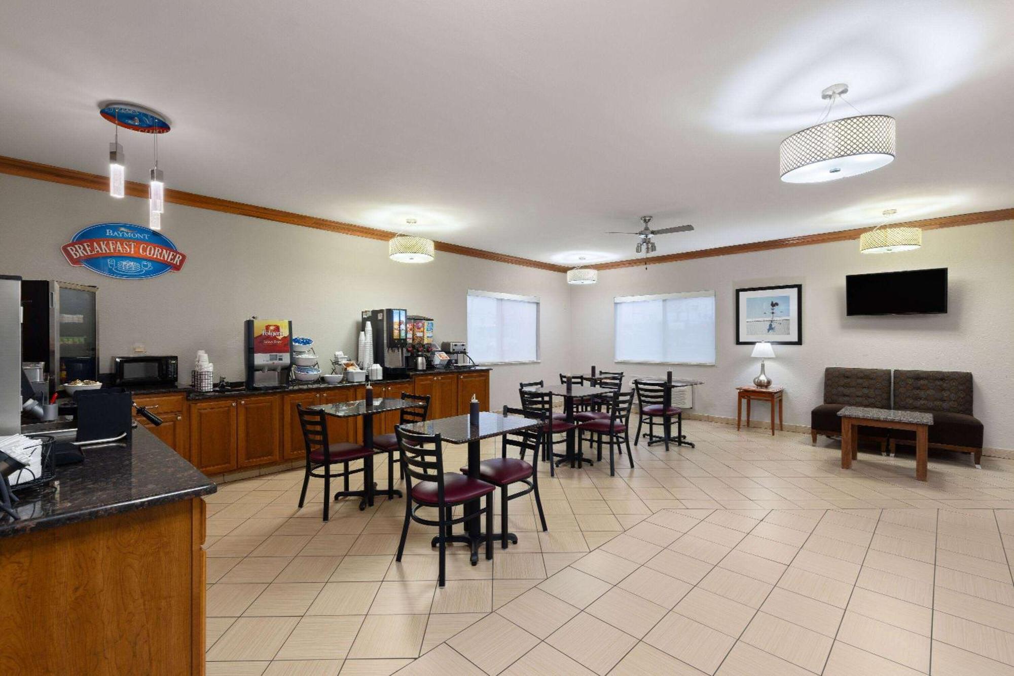 Hotel Baymont By Wyndham Waterloo Esterno foto