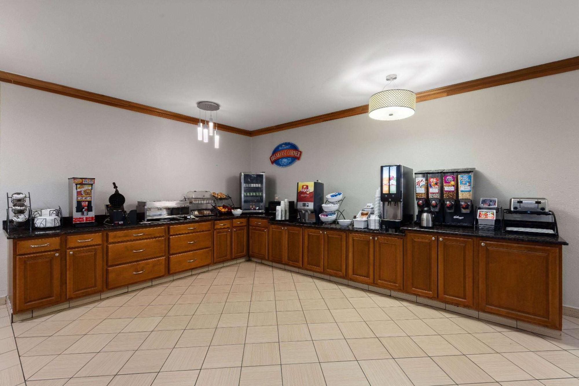 Hotel Baymont By Wyndham Waterloo Esterno foto