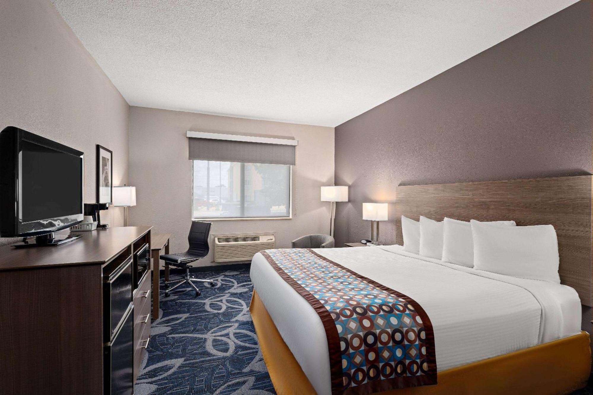 Hotel Baymont By Wyndham Waterloo Esterno foto