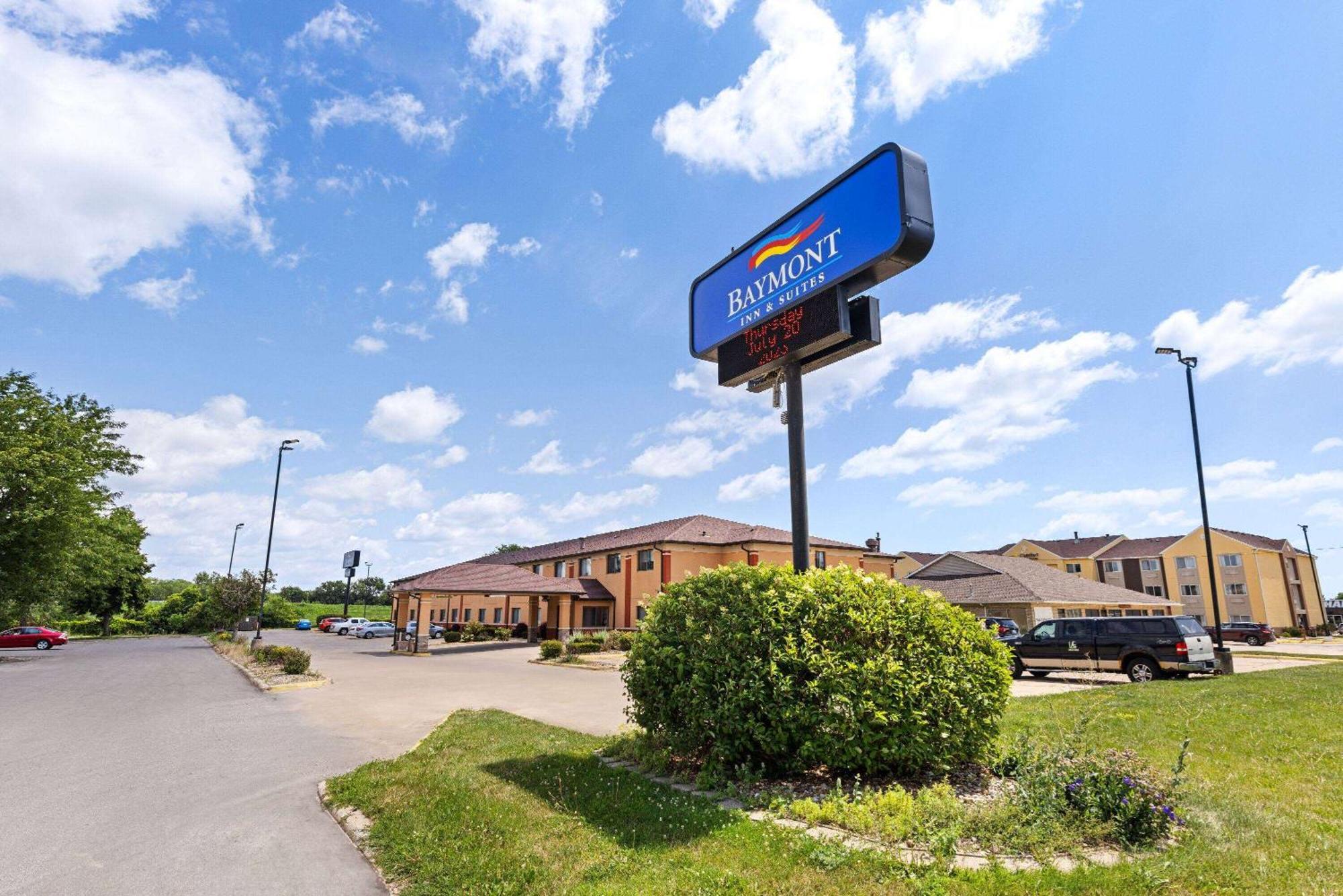 Hotel Baymont By Wyndham Waterloo Esterno foto