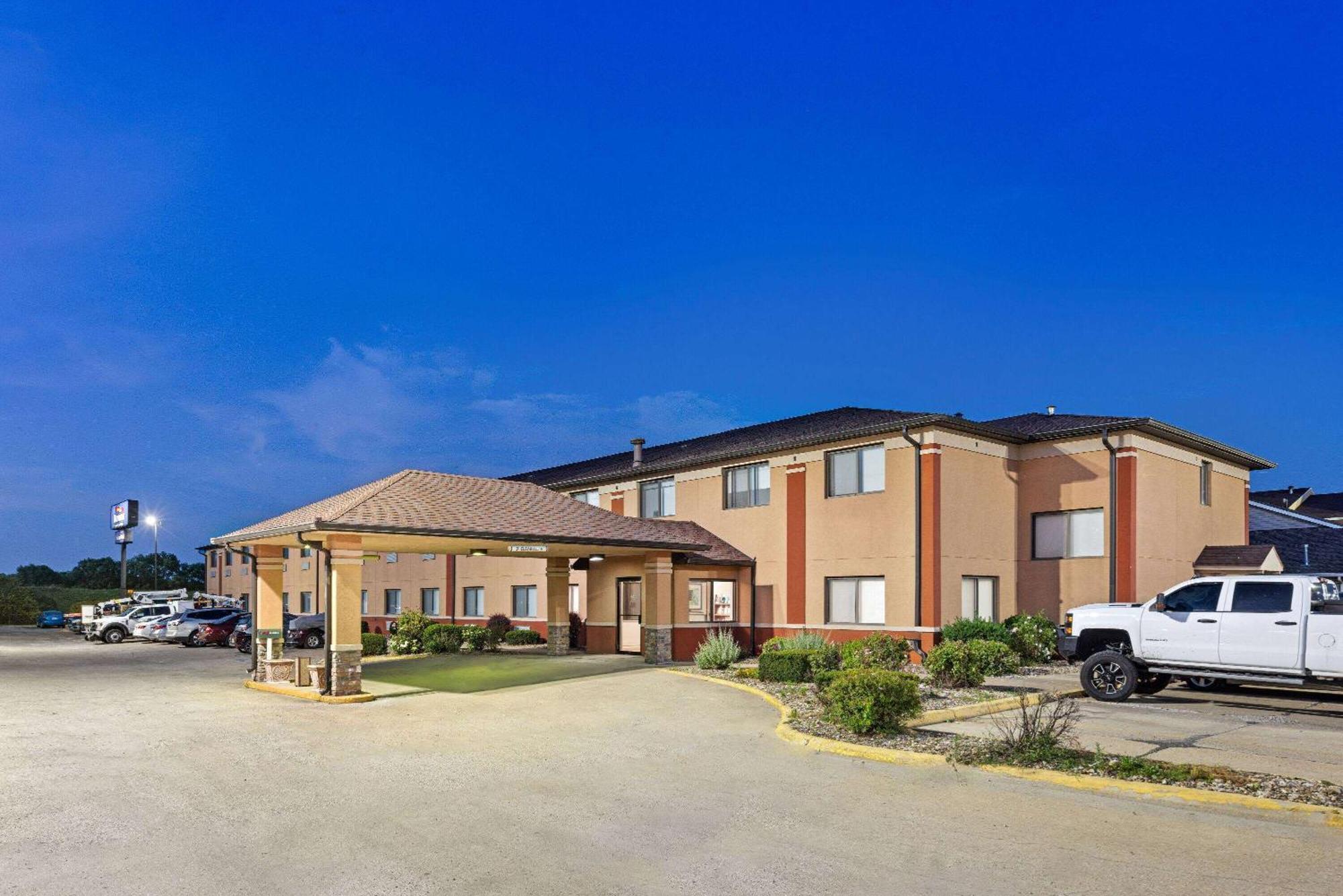 Hotel Baymont By Wyndham Waterloo Esterno foto